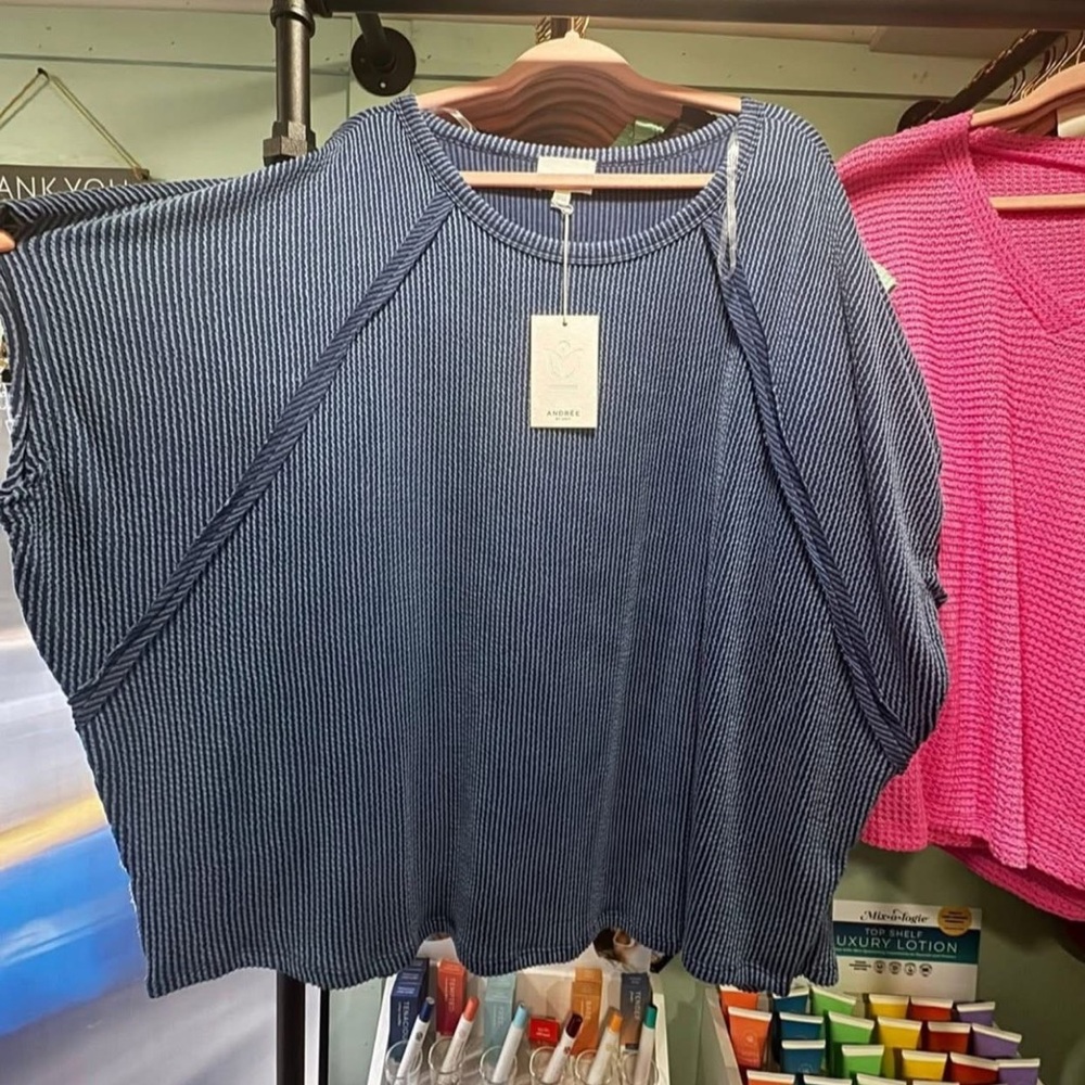 Andree by Unit Ribbed Short sleeve oversized top. Navy